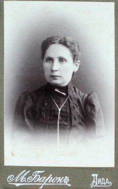 Lida, Rusya İmparatorluğu - yaklaşık 1910: yetişkin kadın vintage fotoğraf.