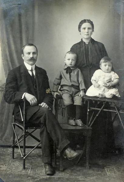 Orosz Birodalom - circa 1900:vintage családi portré. anya, apa és a gyerekek. — Stock Fotó