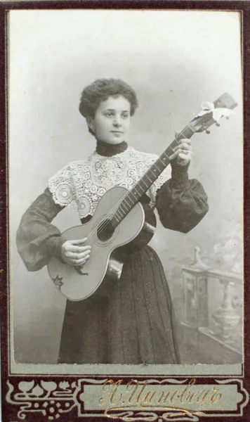 Russische Rijk - circa 1910: vintage foto van jonge vrouw met gitaar. — Stockfoto