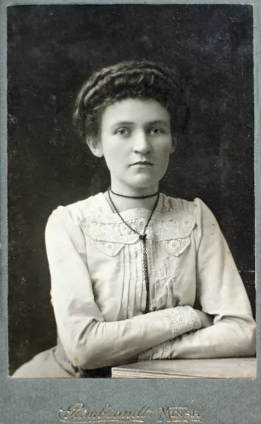 ミンスク, ロシア帝国 - 1910年年頃： 若い女性のビンテージ写真. — ストック写真