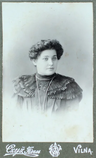 VILNIUS, RUSSIAN EMPIRE - CIRCA 1910: Винтажное фото взрослой женщины . — стоковое фото