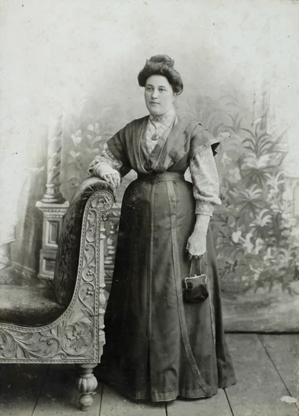 RUSSIAN EMPIRE - CIRCA 1910: Винтажное фото взрослой женщины . — стоковое фото