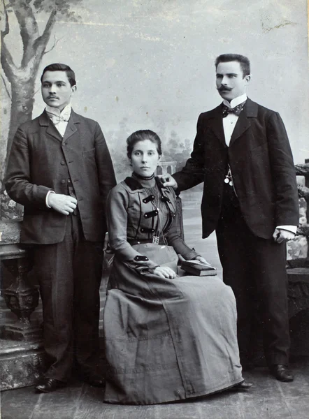 RUSSIAN EMPIRE - CIRCA 1910: Foto d'epoca mostra tre giovani amici che indossano abiti eleganti . — Foto Stock