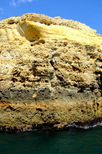 Grotten klippen geel albufeira in de algarve — Stockfoto