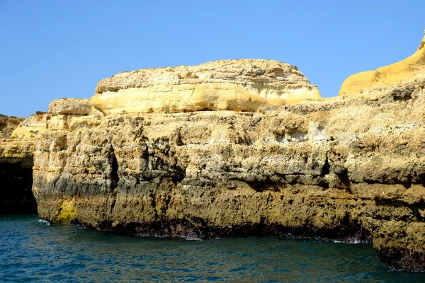 Höhlen Klippen gelben Albufeira in der Algarve — Stockfoto