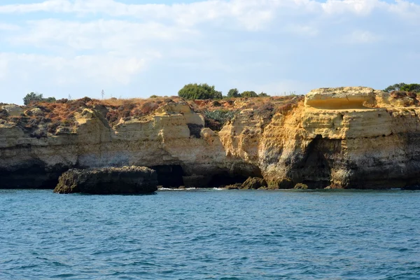 Höhlen Klippen gelben Albufeira in der Algarve — Stockfoto