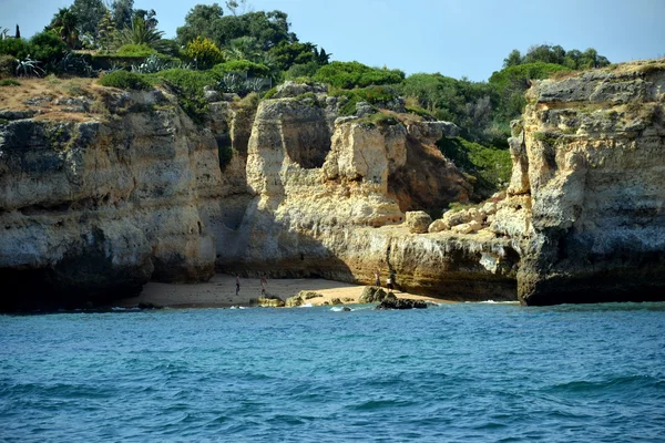 Barlangok a sziklák sárga Albufeira-Algarve — Stock Fotó