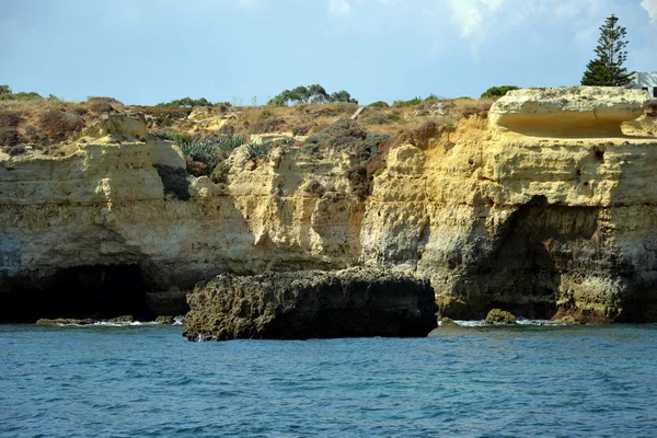 Cuevas acantilados amarillo Albufeira en el Algarve — Foto de Stock