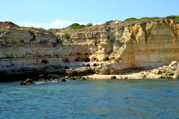 Mağaralar kayalıklarla sarı albufeira Algarve'deki/daki oteller — Stok fotoğraf