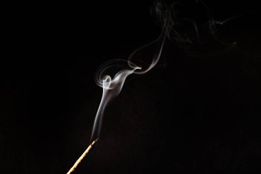 Tütsü sopa duman siyah arka plan ile