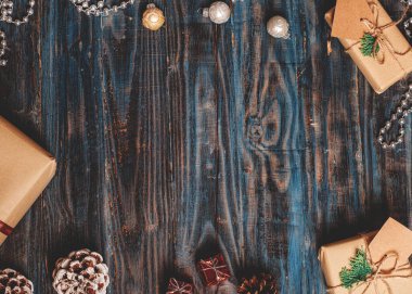 Noel süsü ve ahşap arka planda bir hediye.