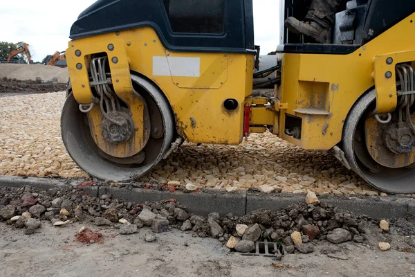 Drum Ride Roller Verdichtet Frisch Verlegten Asphalt Bei Straßenbauarbeiten Und — Stockfoto