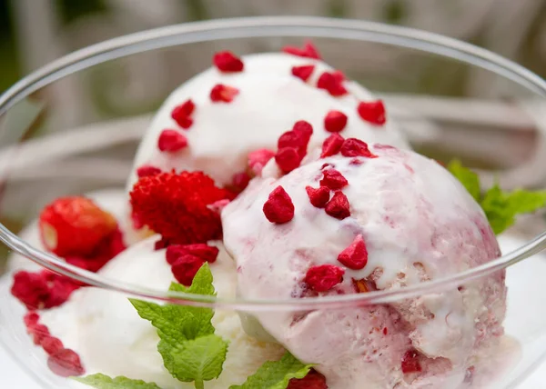 Bahçede ya da sokak kafesinde çilekli dondurma.