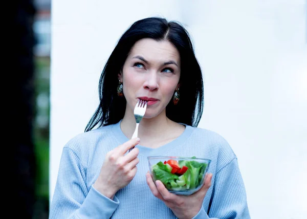 Mulher Segurando Povo Tigela Com Salada Comer Pensar Dia Verão — Fotografia de Stock