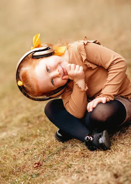Маленькая Веселая Девушка Рыжими Волосами Наушниках Слушает Музыку Парке Осенний — стоковое фото