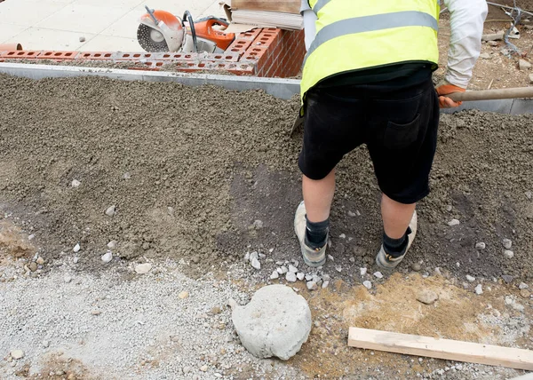 Groundworker Placing Edging Pin Kerb Semi Dry Concrete Construction Footpath — Stock Photo, Image