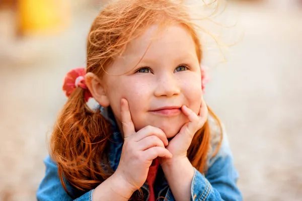 Маленькая Улыбающаяся Девочка Рыжими Волосами Сидит Дороге Думает — стоковое фото