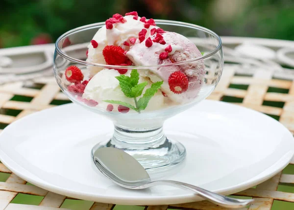在花园里或街上的咖啡店里 桌上放着草莓冰淇淋 图库图片