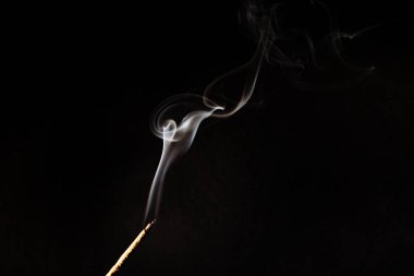 Tütsü sopa duman siyah arka plan ile