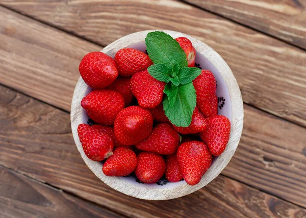 Rote Erdbeeren Einer Schüssel Auf Einem Holztisch Garten — Stockfoto