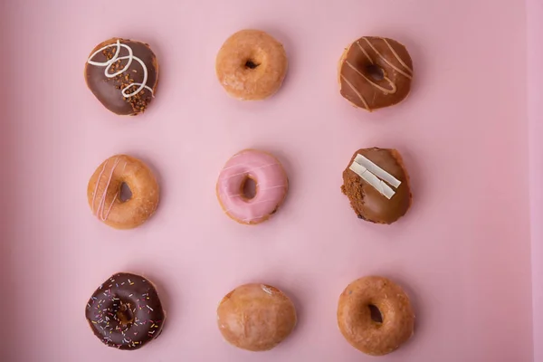 Колекція Різних Пончиків Рожевому Фоні — стокове фото