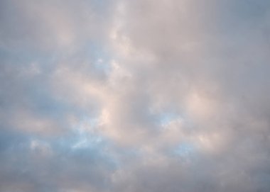 Akşamları dramatik renkli bulutlu gökyüzü