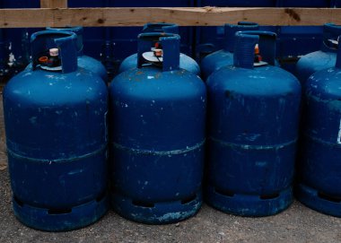 Butane gaz silindiri inşaat alanındaki korunaklı açık alanda depolandı