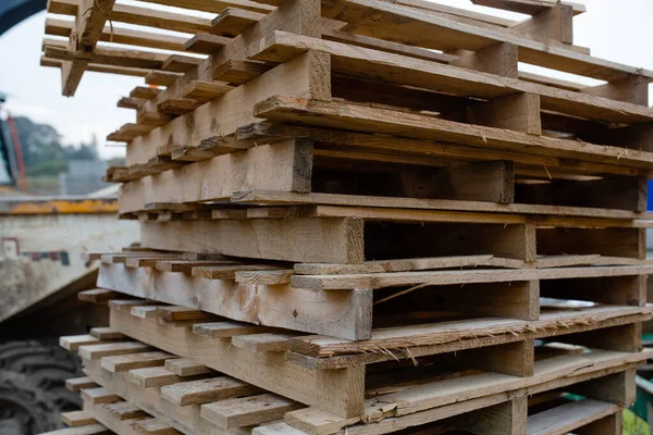 Alte Gebrauchte Leere Holzpaletten Auf Baustelle Gelagert — Stockfoto