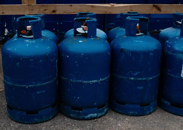 Butane gaz silindiri inşaat alanındaki korunaklı açık alanda depolandı