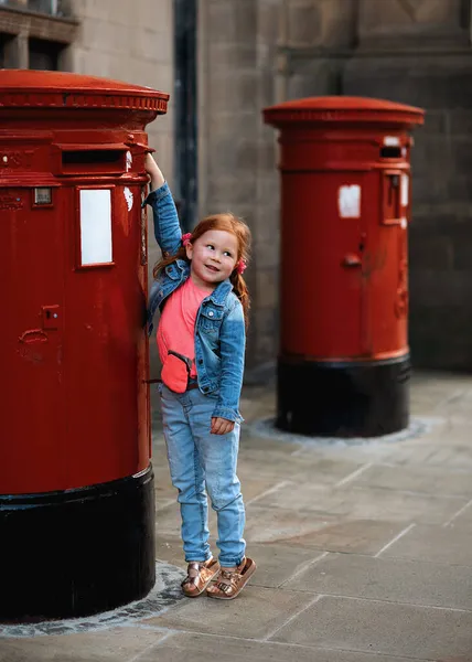 Рыжая Девушка Джинсовой Куртке Розовой Футболке Бросающая Письмо Красный Почтовый — стоковое фото
