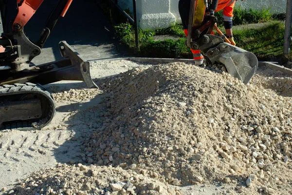 Bagger Und Straßenarbeiter Ebnen Schotter Vor Dem Einbau Von Asphalt — Stockfoto