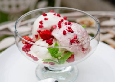 Bahçede ya da sokak kafesinde çilekli dondurma.