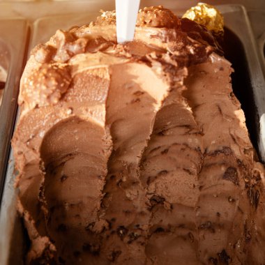 Çikolatalı dondurmayı kafenin tezgahındaki bir kutuya koy.