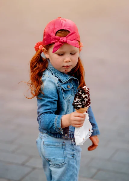 Girl Pink Baseball Cap Red Hair Eating Ice Cream Outdoors — Fotografia de Stock