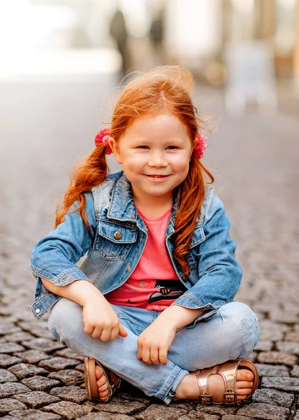 Smiling Little Girl Red Hair Sitting Road City — Foto Stock