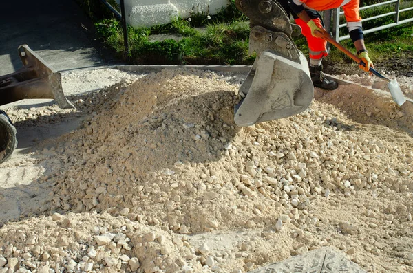 Bagger Und Straßenarbeiter Ebnen Schotter Vor Dem Einbau Von Asphalt — Stockfoto
