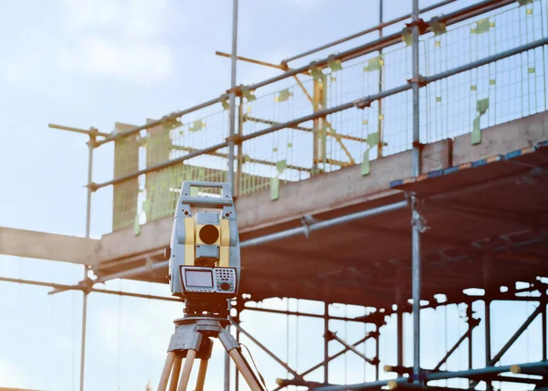 Total Station Set Engineer Construction Site Front Scaffolds Installed New — Stock Photo, Image