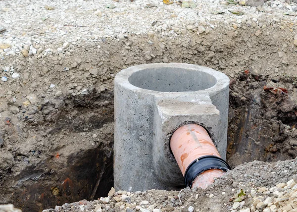 Ön döküm yol hendek ünitesi yere yerleştirildi ve inşaat alanındaki yol çalışmaları sırasında beton çevreye atılmaya hazır bir drenaj borusuna bağlandı.