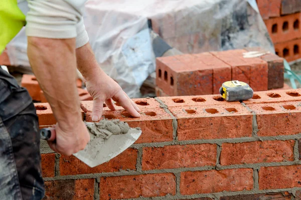 Maurer Verlegt Ziegel Auf Mörtel Auf Wohnhausneubau — Stockfoto