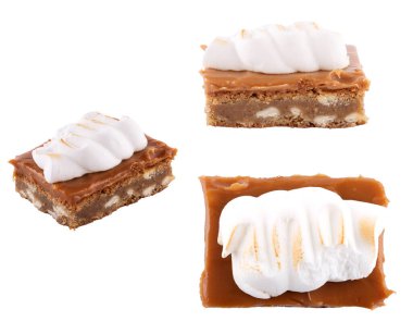 Beyaz arka plan üzerinde izole üç çikolatalı kek