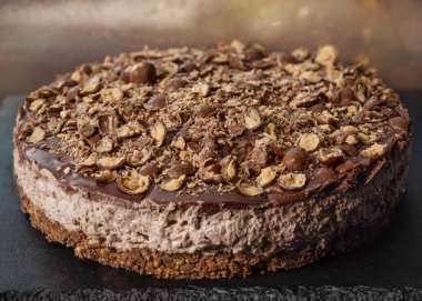 Kafedeki fındıklı çikolatalı pastayı kapat.