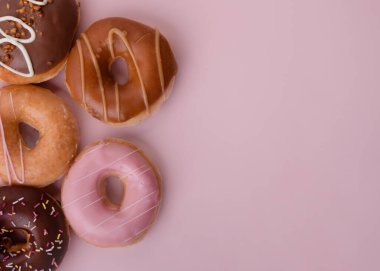 Tahta bir masanın üzerinde çörekler ve tarçın çubuklarıyla tik tak parmak oyunu