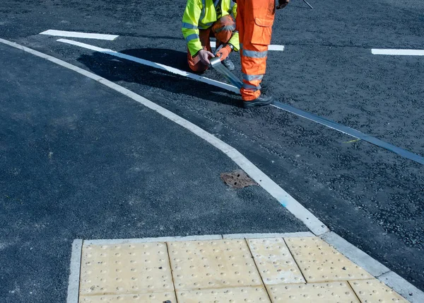 Roadworker Applying Thermoplastic Road Marking Freshly Laid Tarmac New Roundabout — Stock Photo, Image
