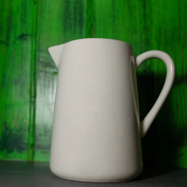 Глечик Молока Зеленій Полиці Кафе — стокове фото