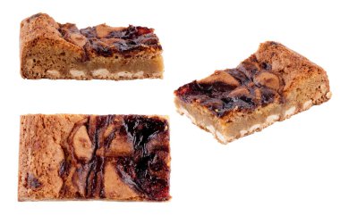 Beyaz arka plan üzerinde izole üç çikolatalı kek