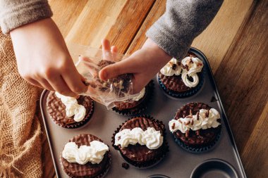 Mutfaktaki masanın üzerinde kek kalıbında ev yapımı çikolatalı kekler var.