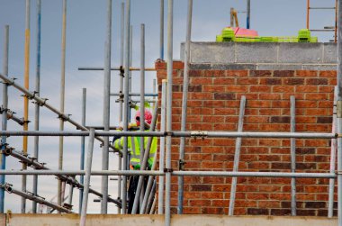 Yeni konut inşaatı sırasında yapı iskelesi.