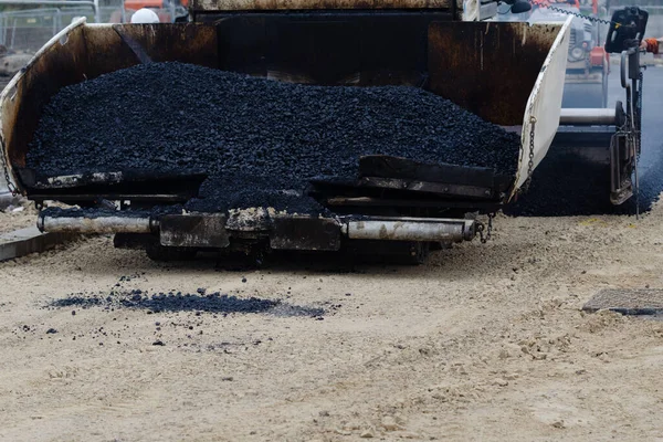 Asphaltfertiger Mit Heißem Asphalt Verlegt Neue Straße Auf Neuem Wohnbaugebiet — Stockfoto