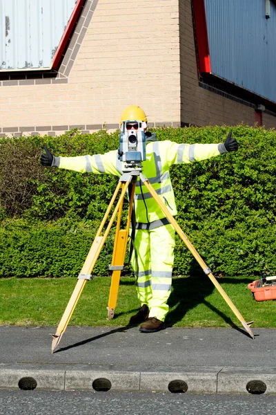 Bauingenieur Gibt Einem Anderen Ingenieur Während Der Straßenuntersuchung Ein Okay — Stockfoto