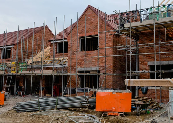 Konut geliştirme şantiyesindeki yapı iskelesinden yükleme platformu